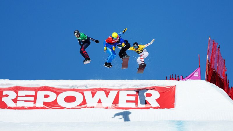 Snowboarding (file photo)
