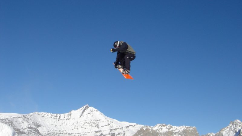 Snowboarding (file photo)
