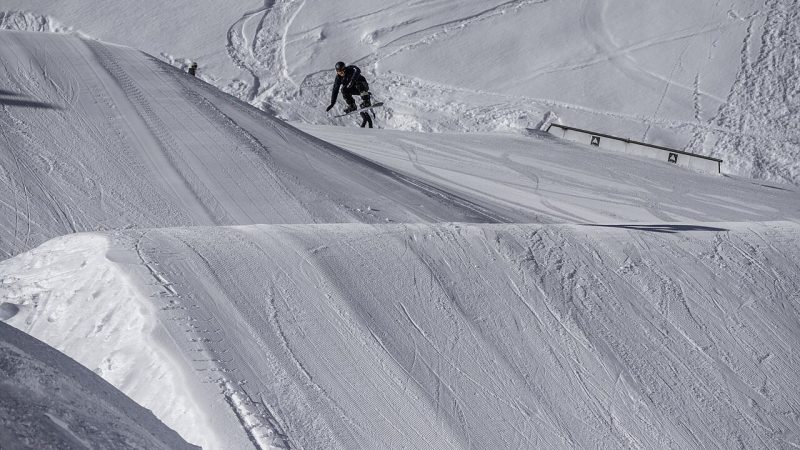 Snowboarding (file photo)