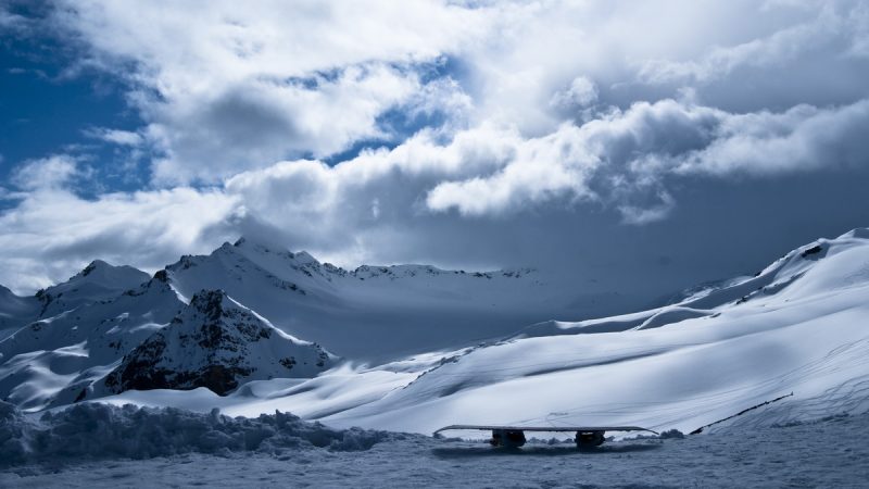 Snowboarding (file photo)