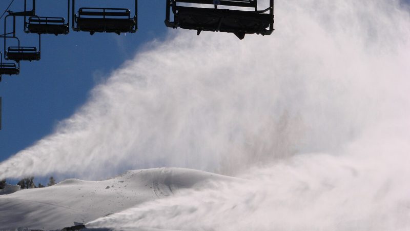 Snowboarding (file photo)