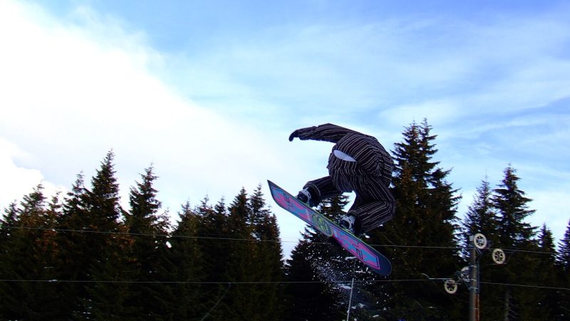 Snowboarding (file photo)