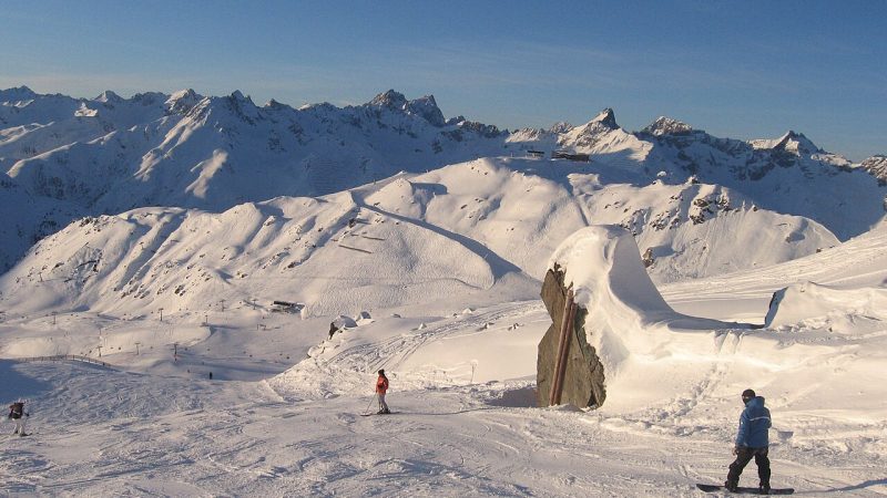 Snowboarding (file photo)