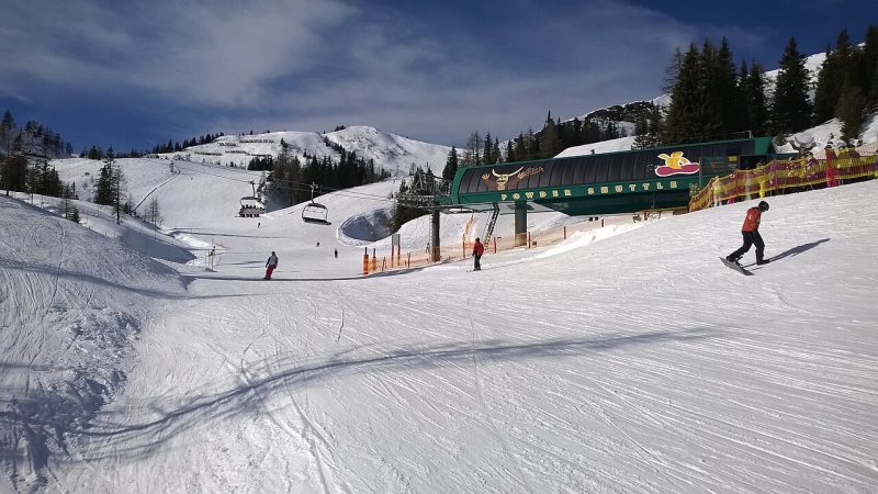 Snowboarding (file photo)