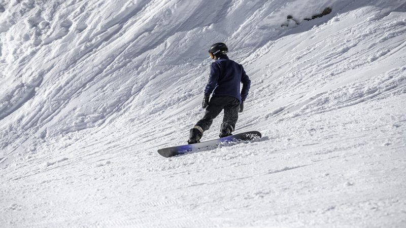 Snowboarding (file photo)