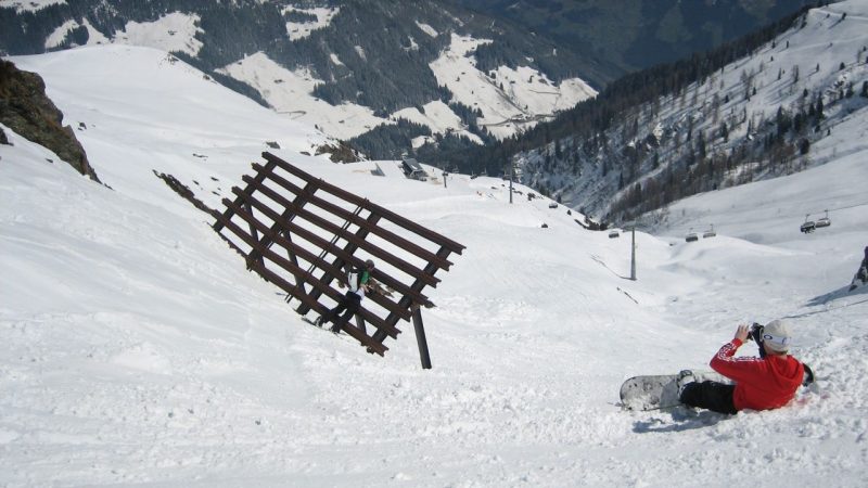 Snowboarding (file photo)