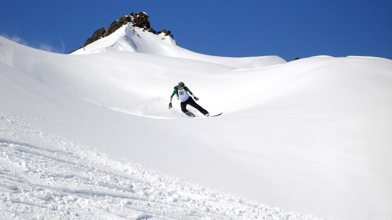 Snowboarding (file photo)
