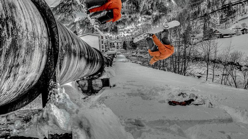 Snowboarding (file photo)