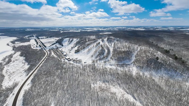 Snowboarding (file photo)