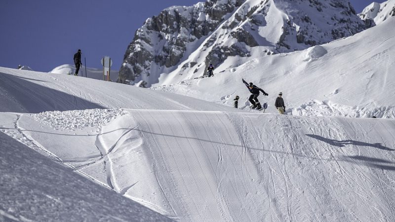 Snowboarding (file photo)