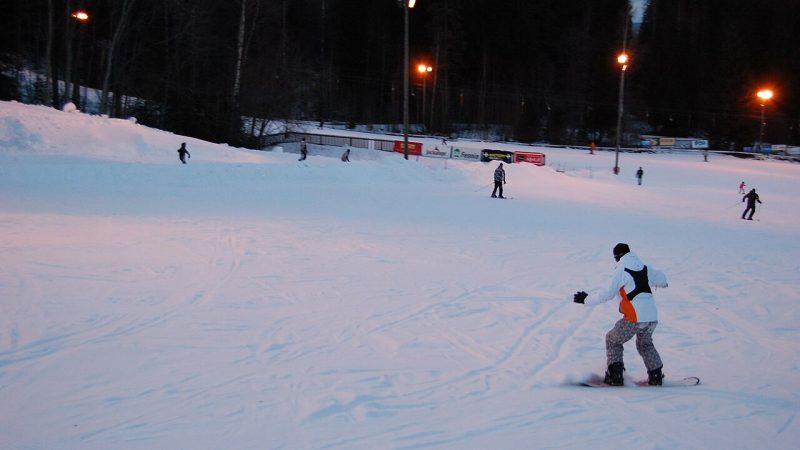 Snowboarding (file photo)