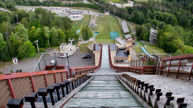 Salto con gli sci (foto d'archivio)