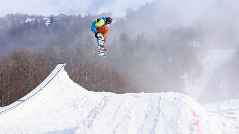Snowboarding (file photo)